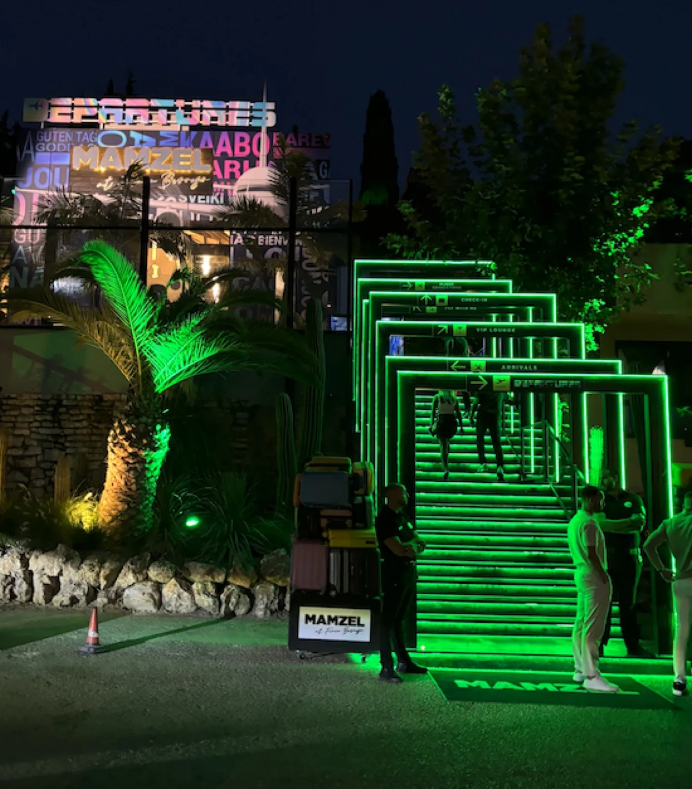 Leuchtende Neon-Torbögen bei einem Outdoor-Event