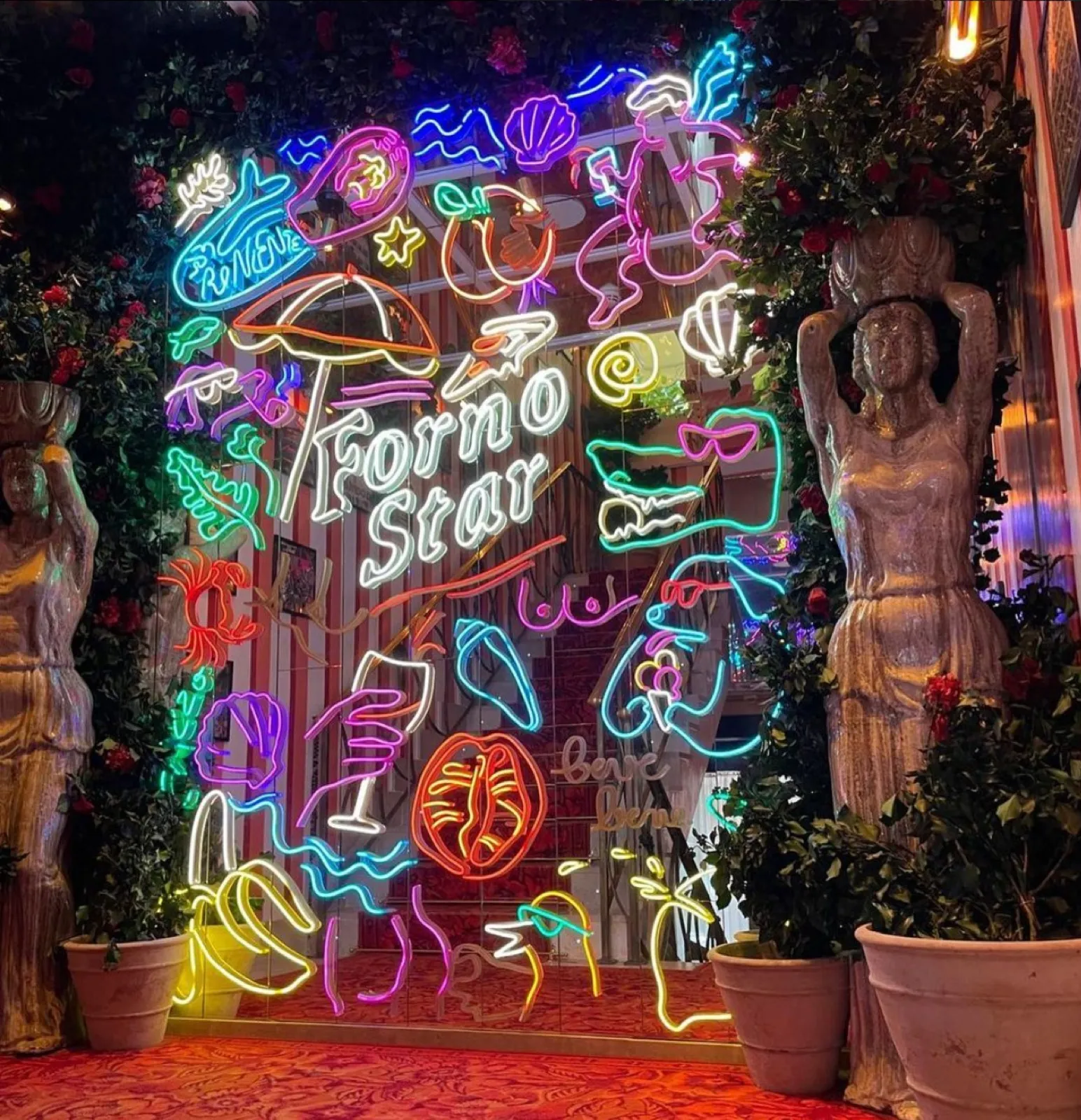 Buntes Neon-Wandbild in einem Restaurant