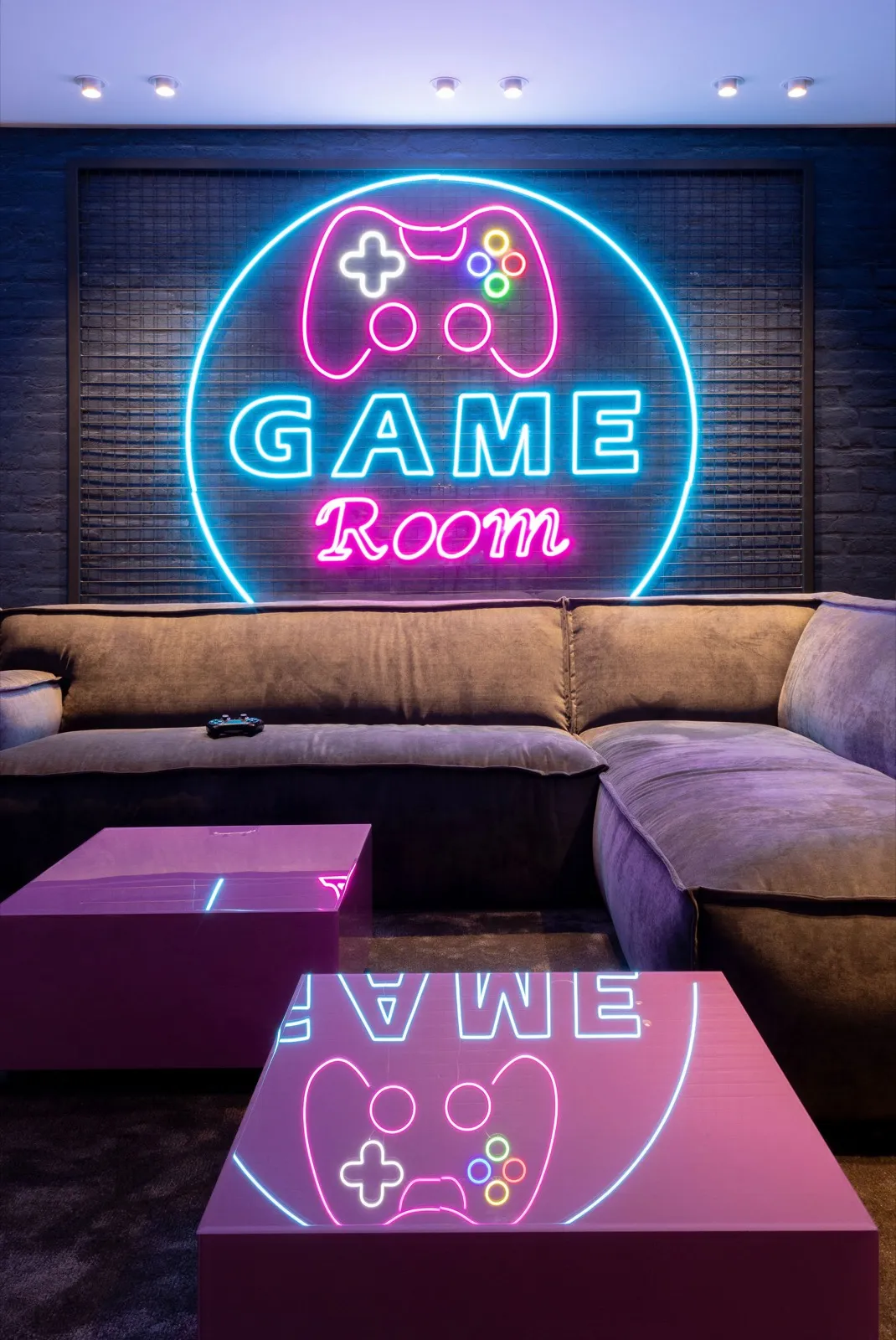 Gaming-Zimmer mit Game-Room-Neon-Schild und Controller-Motiv