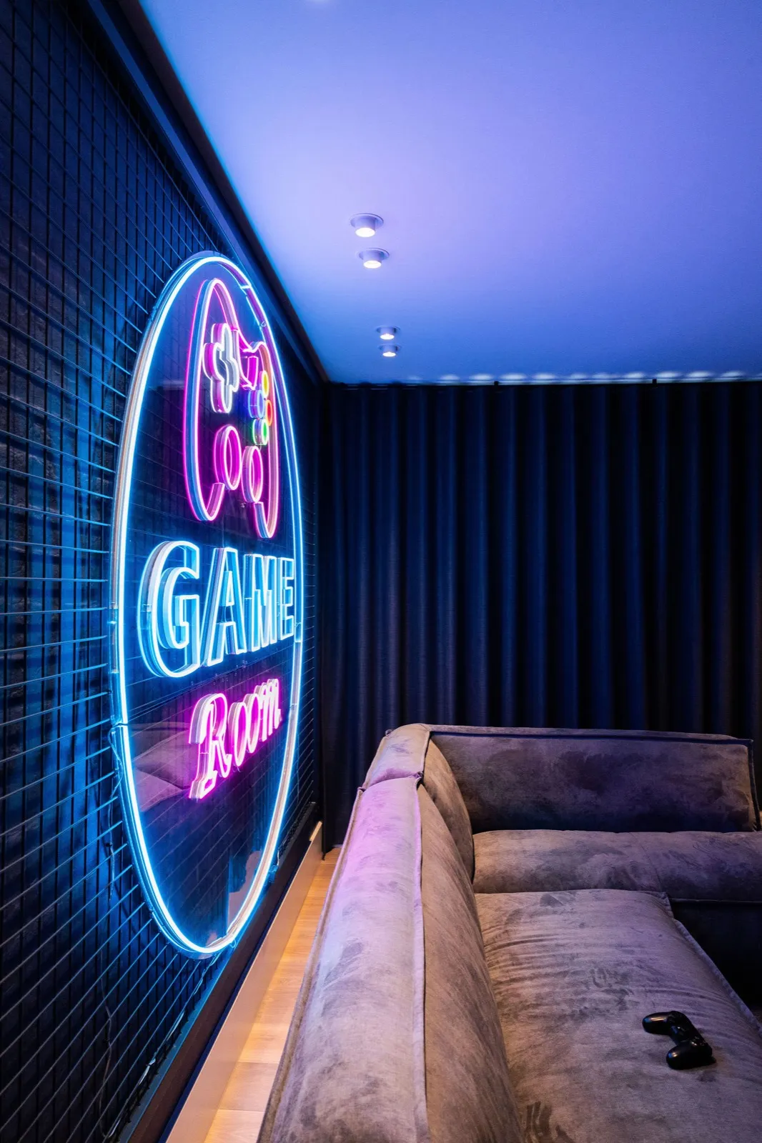 Gaming-Zimmer mit leuchtendem Controller-Motiv