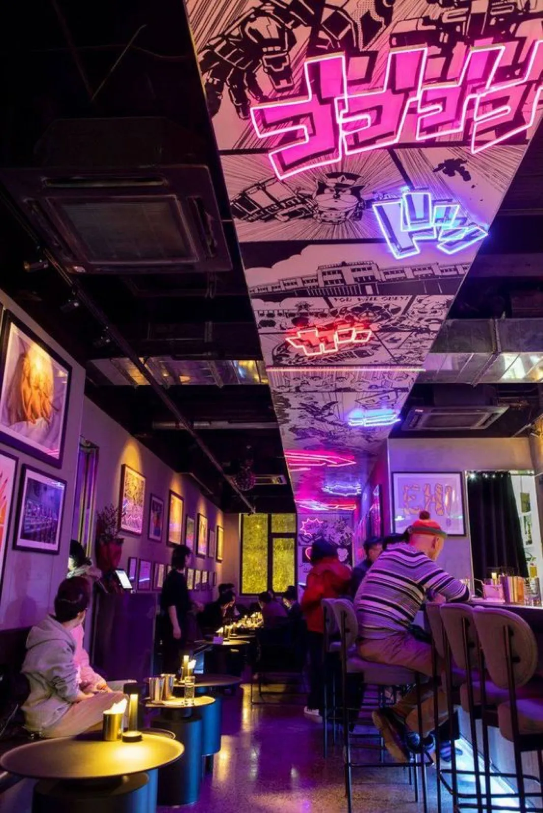 Pink-farbene Neon-Deckeninstallation im Manga-Stil in einer Bar