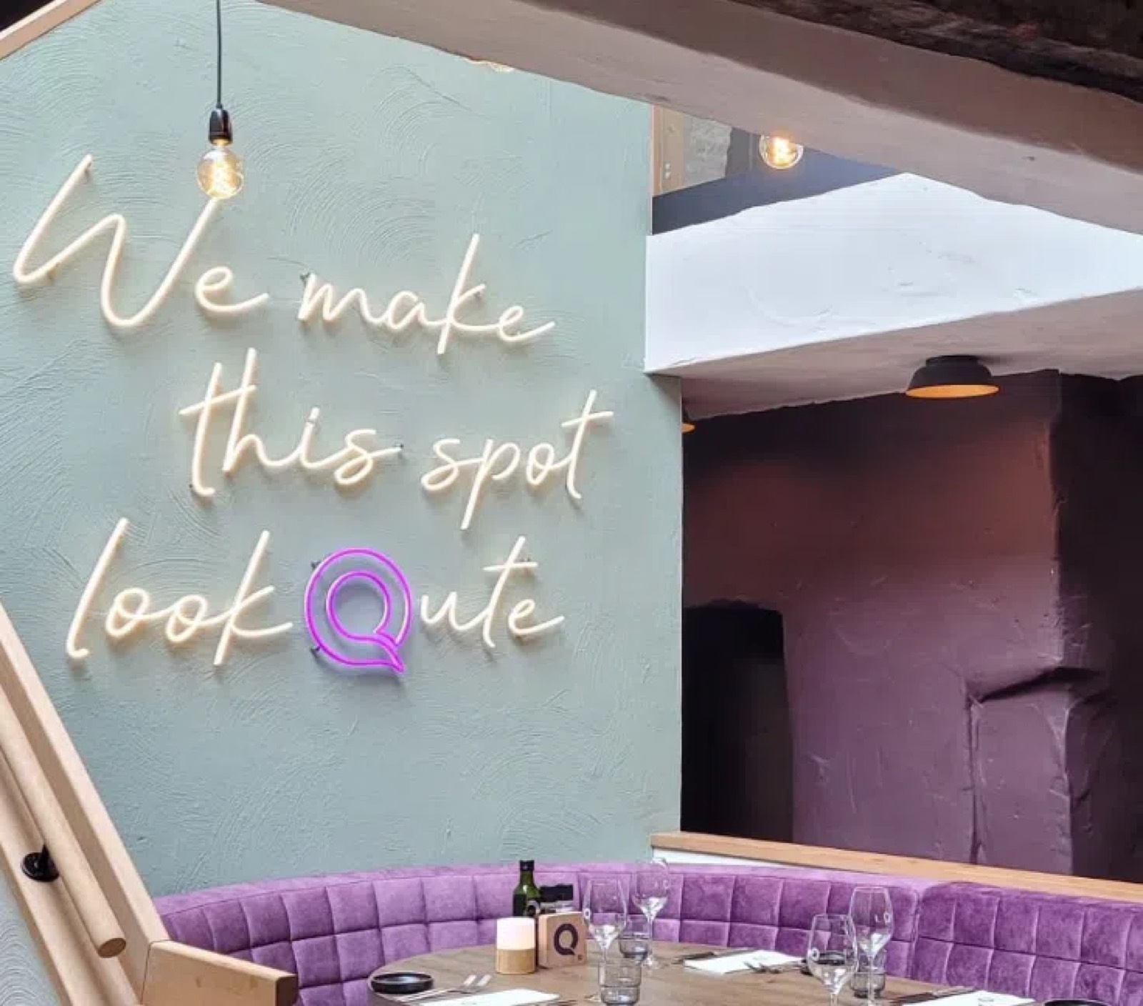 Warmweißer Neon-Schriftzug ‚We make this spot look cute‘ im Restaurant