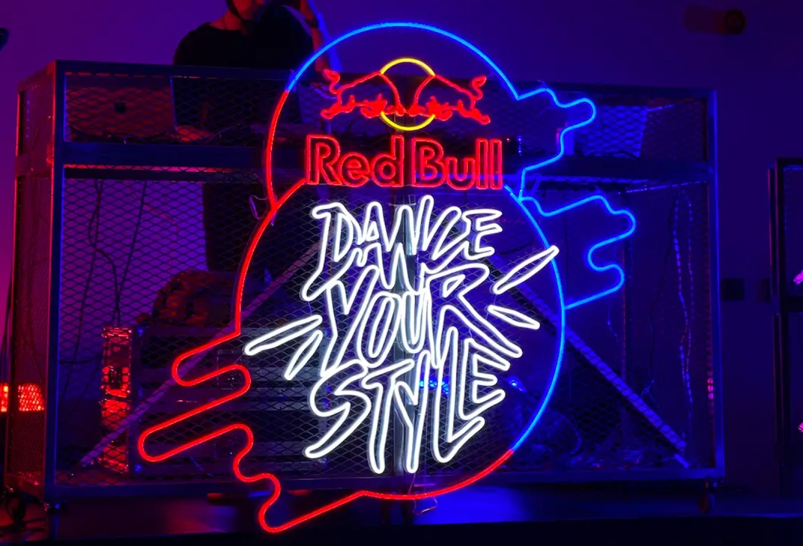Rot-blaues Marken-Neon-Schild von Red Bull auf einer Event-Bühne
